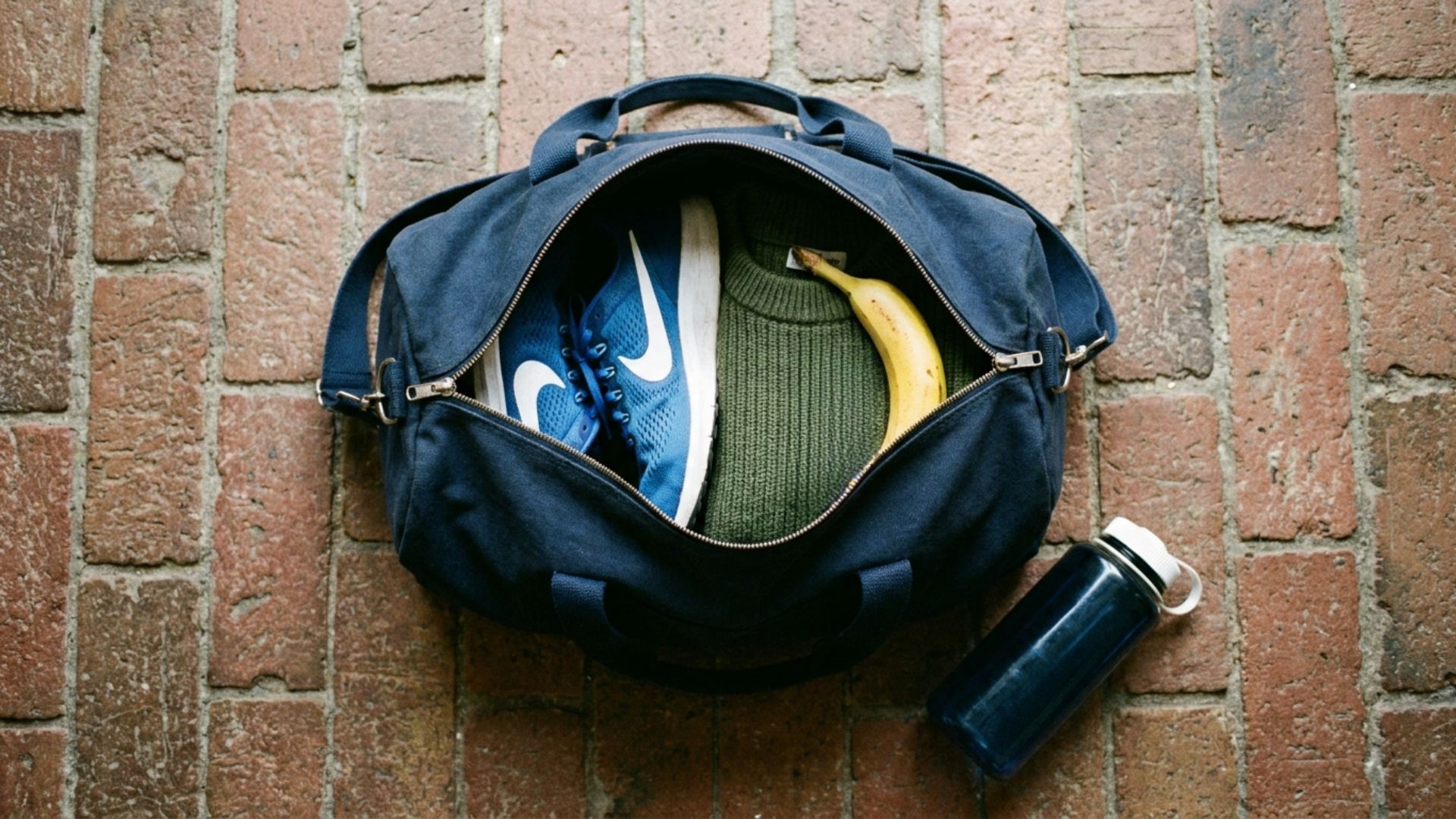 Running bag with banana, water bottle, and shoes, showing what to eat before a long run for energy and hydration.